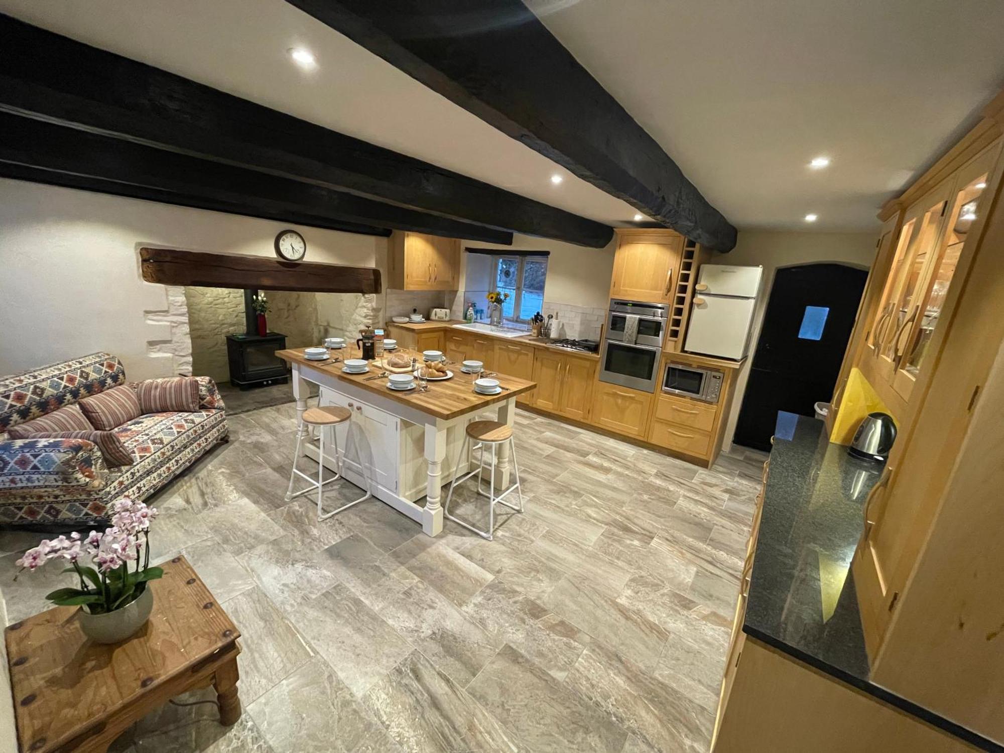 Large Historic Farmhouse In Rhondda Valley Perfect For Groups With Hot Tub Blaencwm Exterior photo